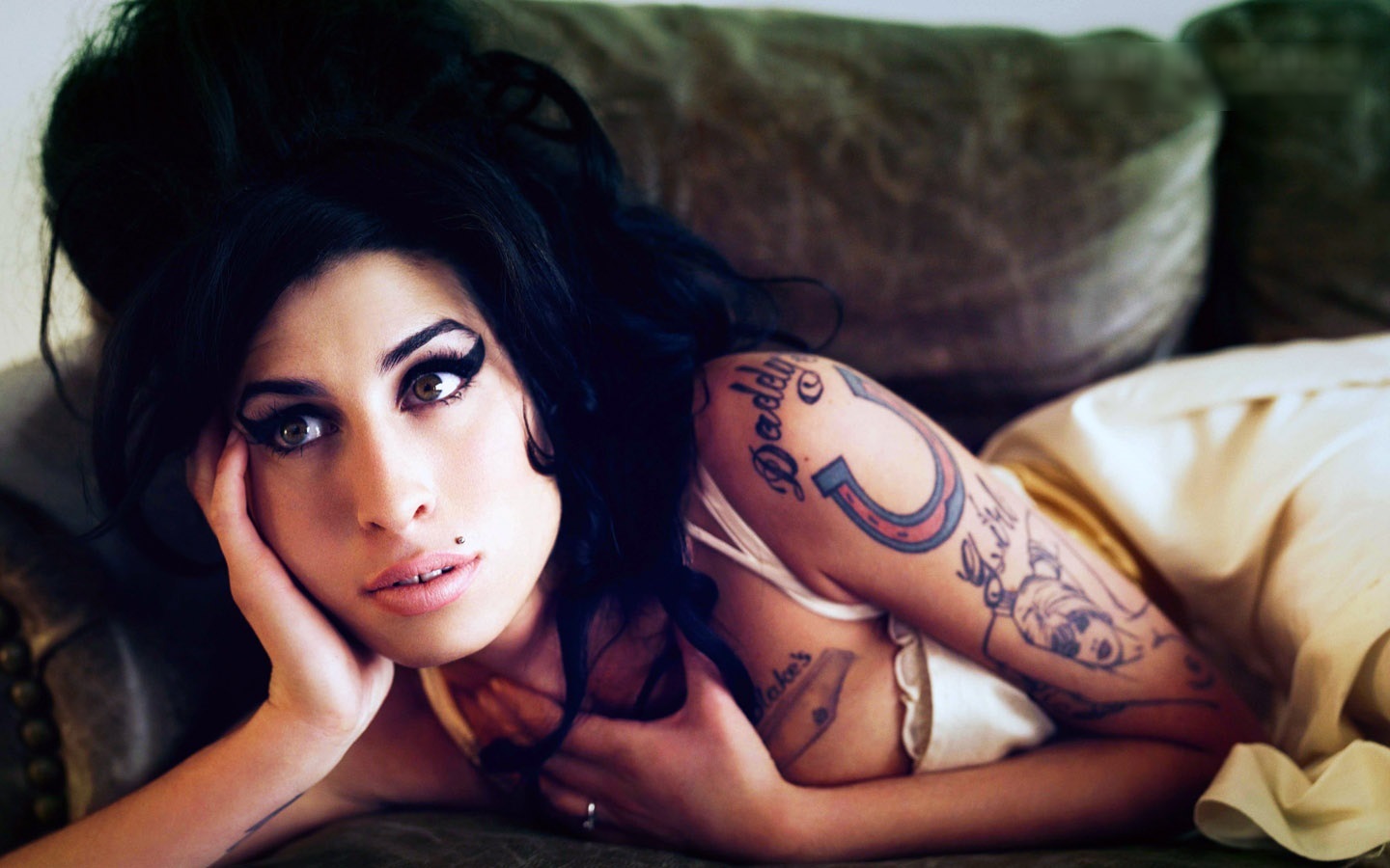 Amy Winehouse: Της έφτιαξαν άγαλμα – Το φίλησε ο πατέρας της (φωτό)