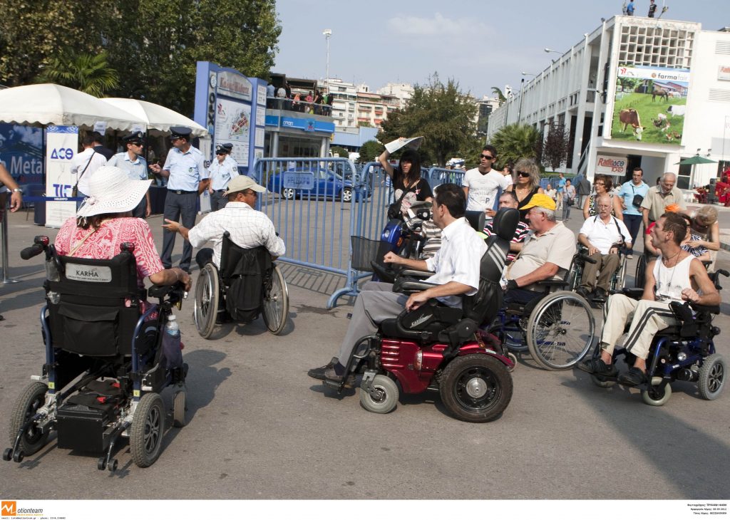 Παράταση στα προγραμμάτων φροντίδας ηλικιωμένων και ατόμων με αναπηρία μέχρι το τέλος του 2013