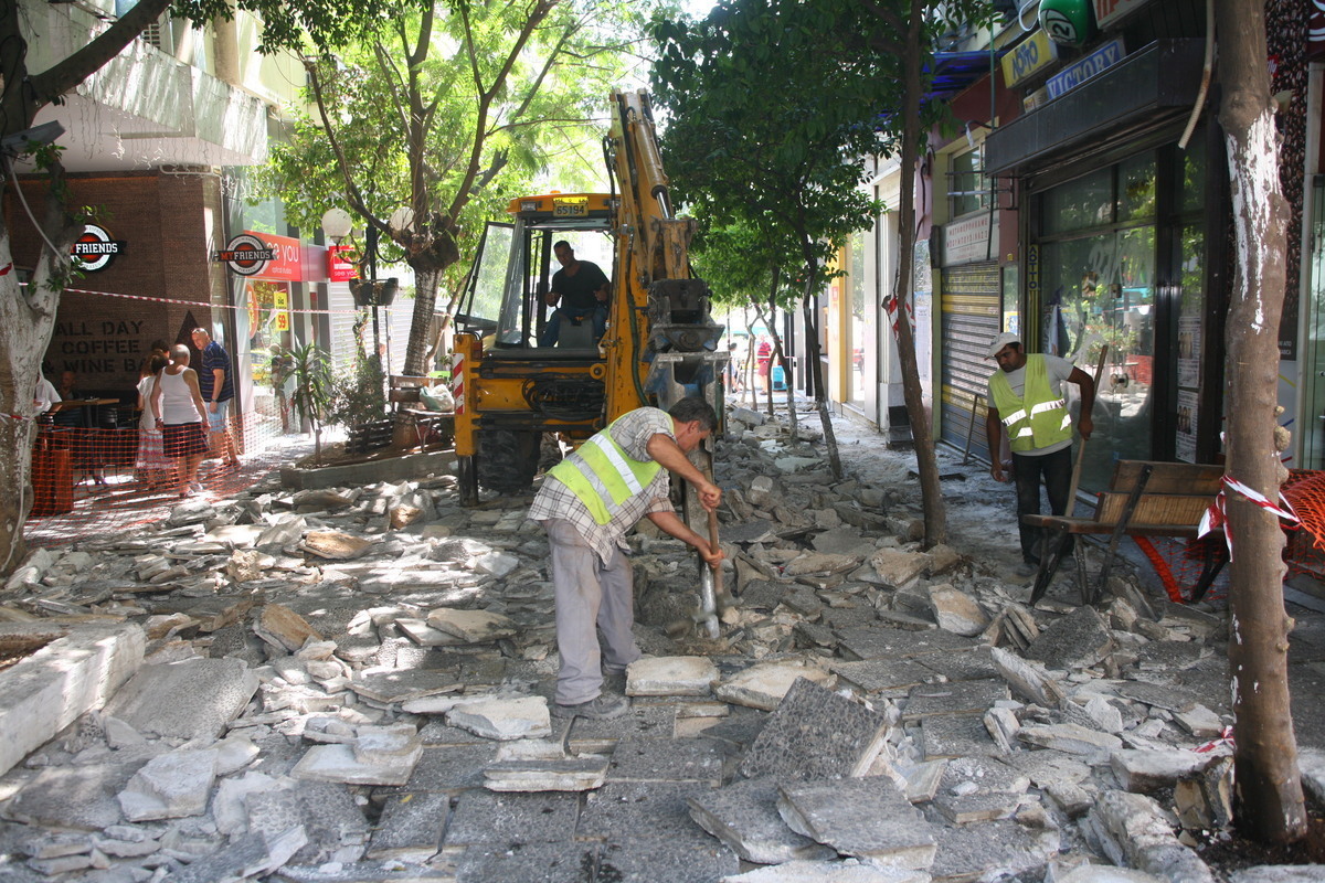 Άρχισαν οι εργασίες ανάπλασης στον πεζόδρομο της Σωτήρος Διός στον Πειραιά