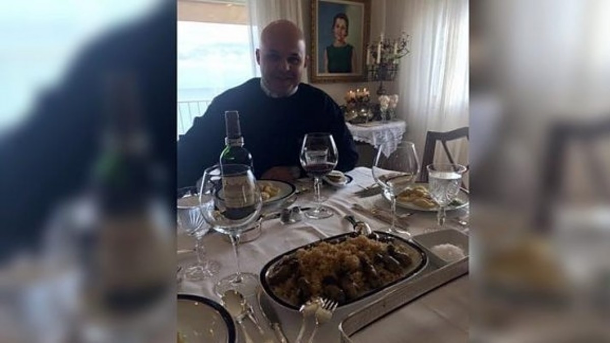 Διεθνώς εκθέτει την Κύπρο η απίστευτη ανάρτηση βουλευτή που πόζαρε με μια πιατέλα αμπελοπούλια!