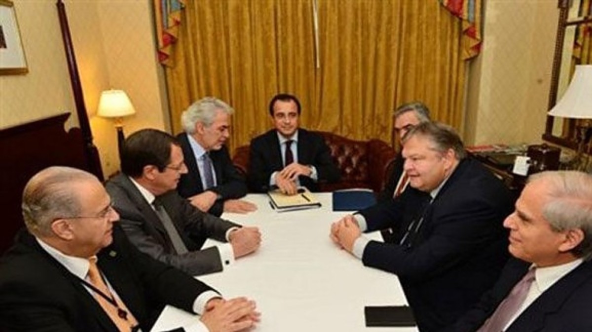 Κυπριακό: Υπέρ σύντομου κοινού ανακοινωθέντος και η ελληνική Κυβέρνηση