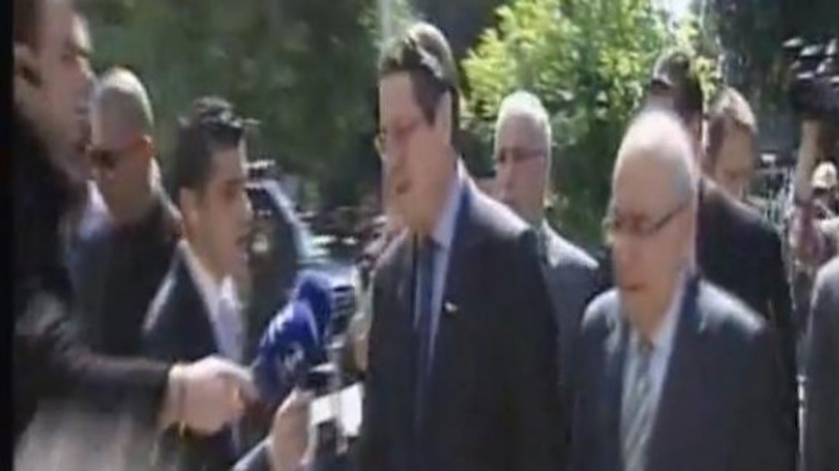 Γιούχαραν τον Νίκο Αναστασιάδη έξω από τη Βουλή!