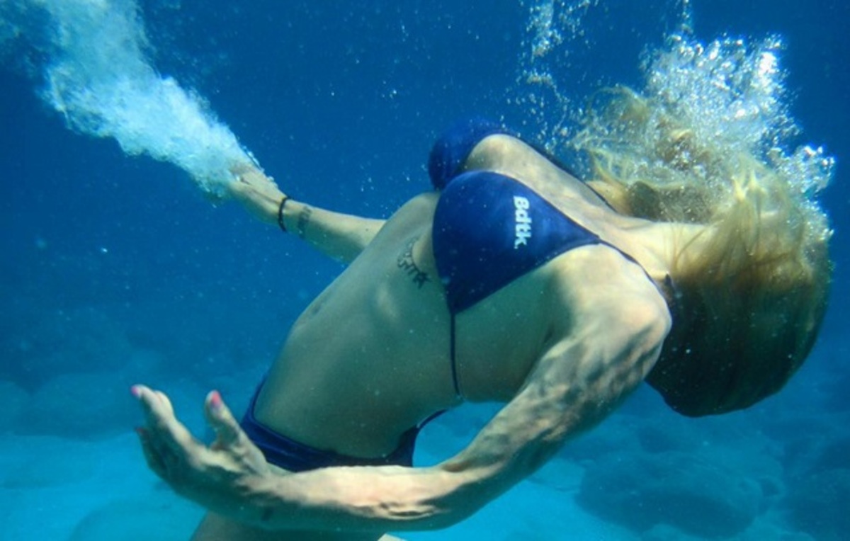 Βάζει… φωτιά στα κρυστάλλινα νερά της Ικαρίας!