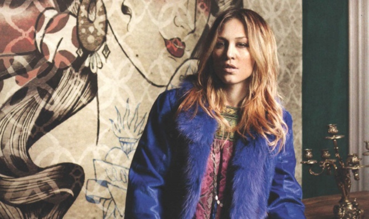 Πηνελόπη Αναστασοπούλου: Ποζάρει ως μοντέλο και μιλάει για τον έρωτα και τις ακραίες αντιδράσεις