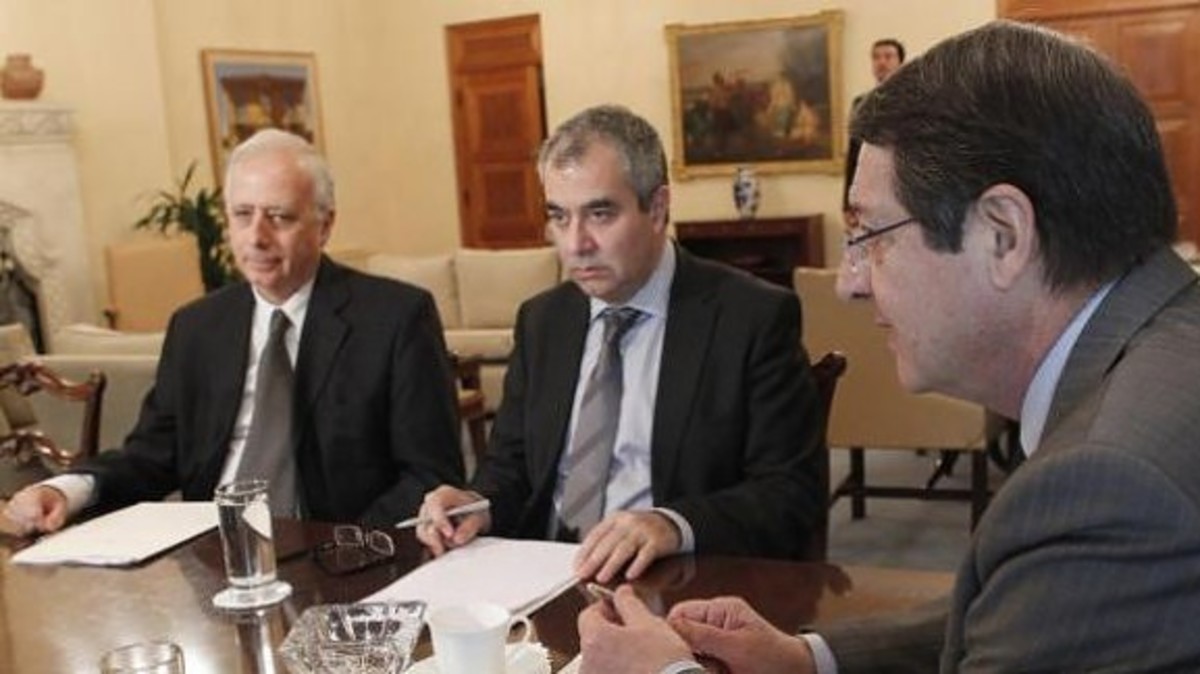 Πιάνει δουλειά η Τρόικα και βλέπει Αναστασιάδη- Σαρρή