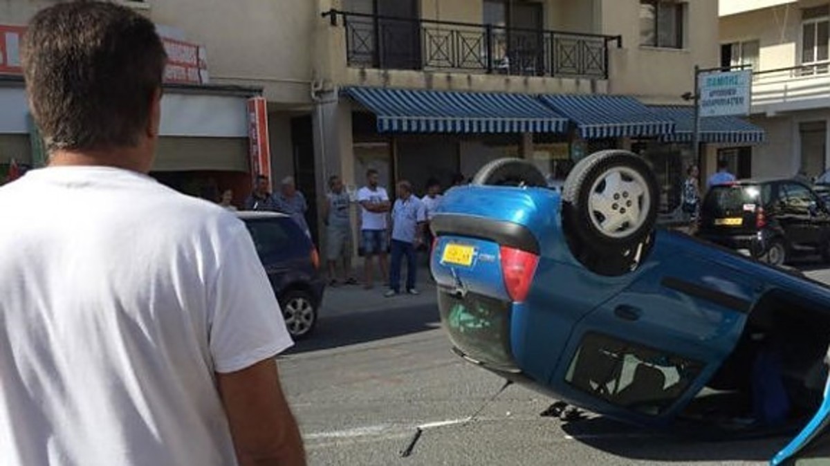 Μάνα και βρέφος εγκλωβίστηκαν σε αναποδογυρισμένο αυτοκίνητο – ΦΩΤΟ