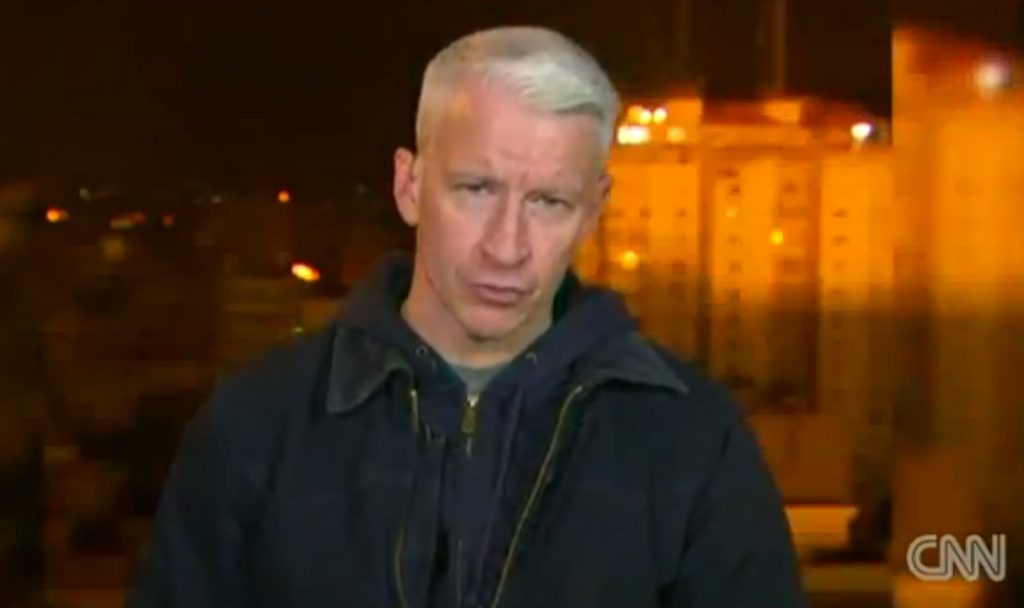 Η στιγμή που έσκασε βόμβα στην πλάτη του Anderson Cooper!