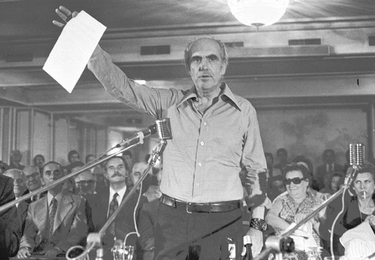Μια ιστορική φωτογραφία: Ανδρέας Παπανδρέου κρατάει στα χέρια του την ιδρυτική διακήρηξη της 3ης Σεπτέμβρη