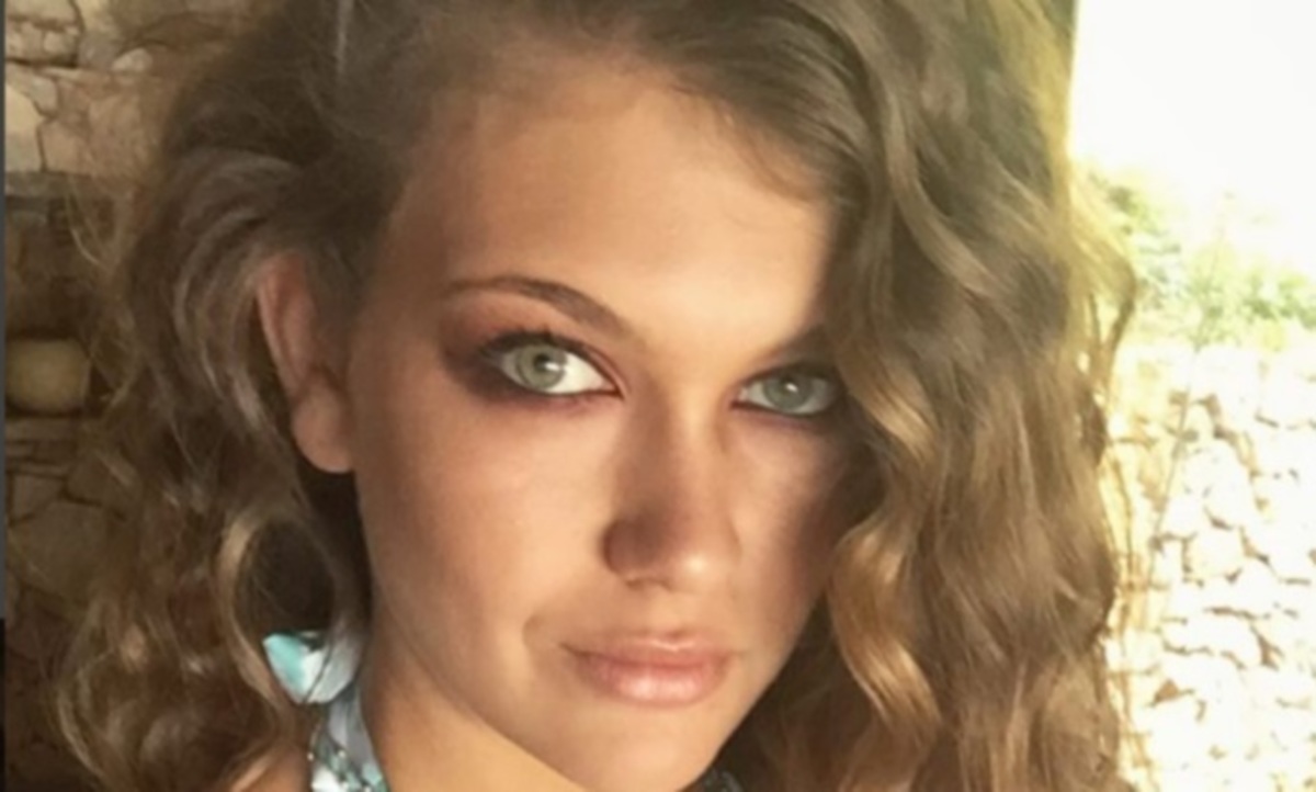 Κλέλια Ανδριολάτου: Αναστατώνει με το βαθύ ντεκολτέ της!