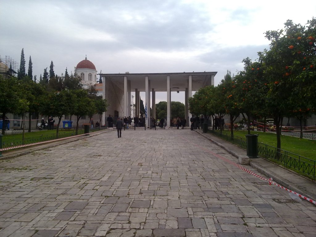 Παράτησαν κηδεία -μαζί και ο παπάς- στο Α΄ Νεκροταφείο μόλις είδαν γνωστή ηθοποιό για να ρωτήσουν για τη συνέχεια της σειράς!