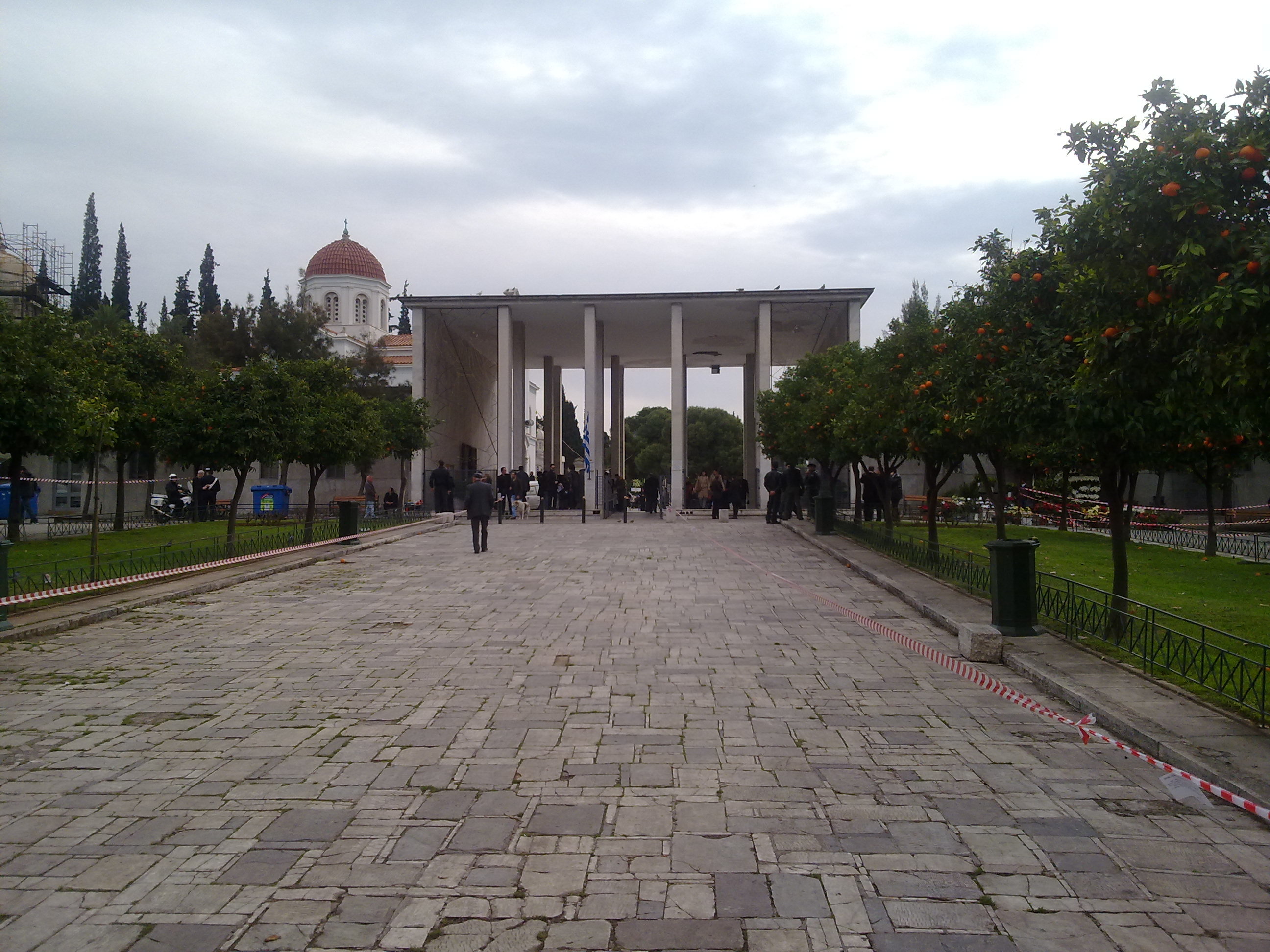 Παράτησαν κηδεία -μαζί και ο παπάς- στο Α΄ Νεκροταφείο μόλις είδαν γνωστή ηθοποιό για να ρωτήσουν για τη συνέχεια της σειράς!