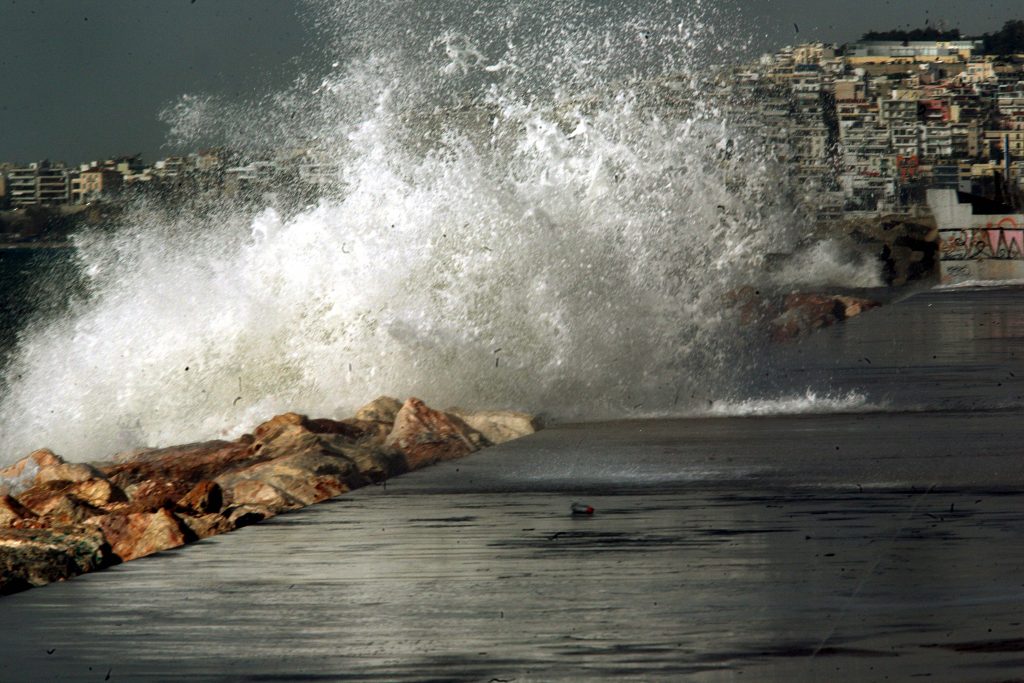 Νοτιάδες, καταιγίδες και λίγα χιόνια τη Δευτέρα