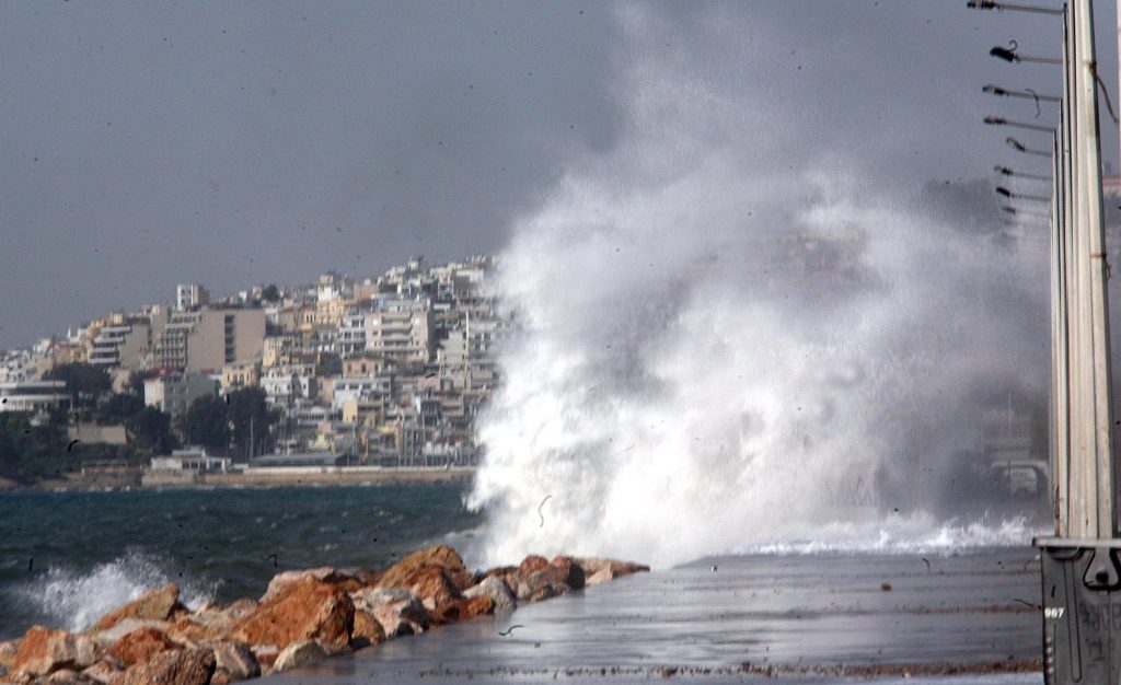 Προβλήματα στα λιμάνια από τους θυελλώδεις ανέμους