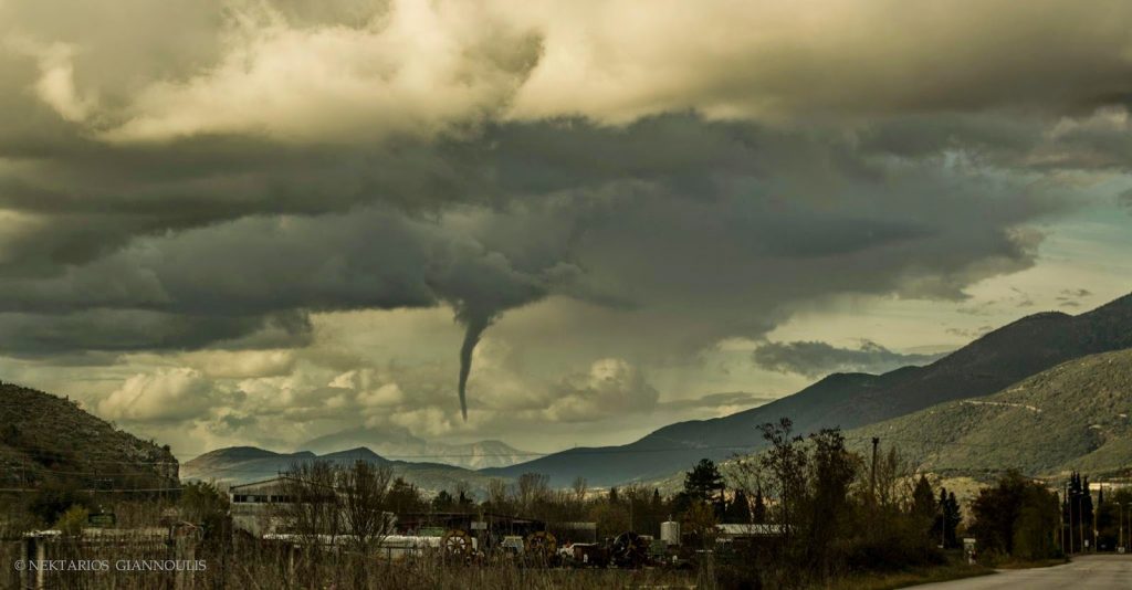 Ανεμοστρόβιλος “πέρασε” από τα Γιάννενα! Δείτε τη φωτογραφία!