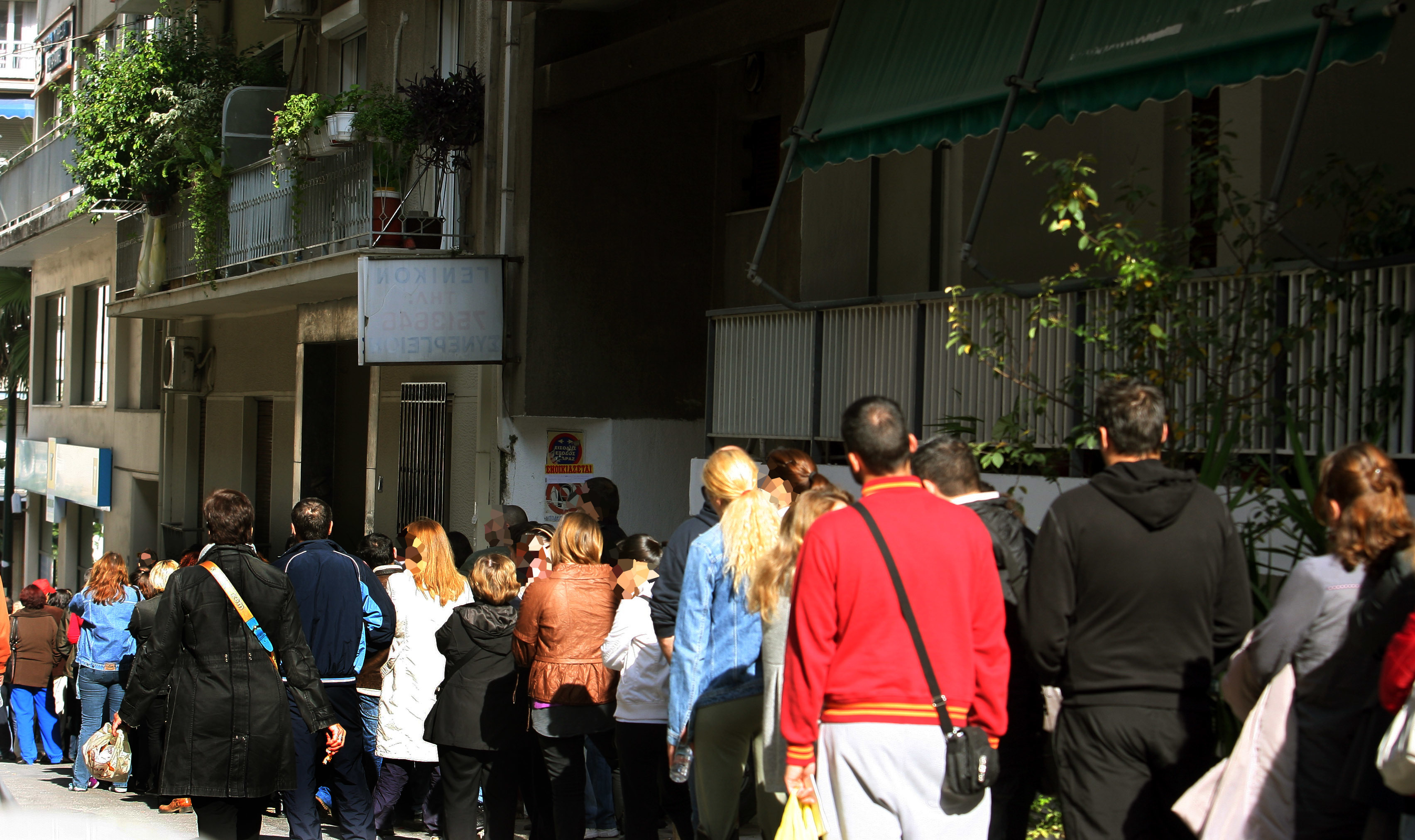 Άνεργοι σχεδόν το 60% των νέων – Τραβάει ξανά την ανηφόρα η ανεργία