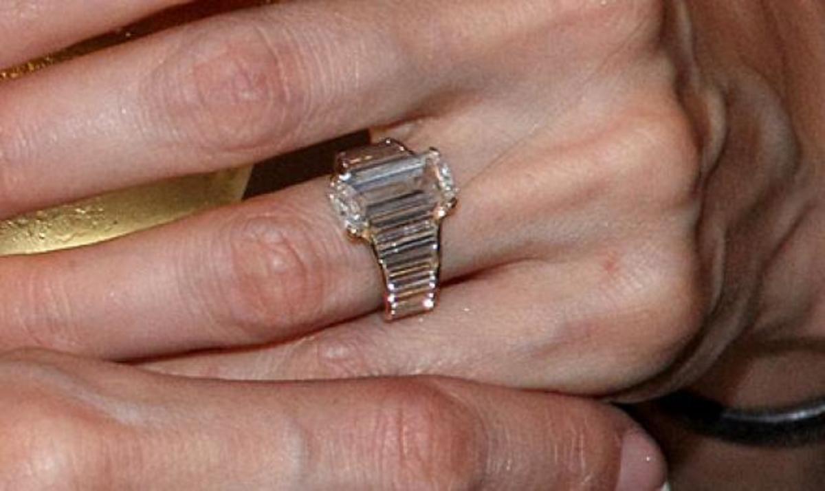 Tο δαχτυλίδι των αρραβώνων που έδωσε ο Brand στην Αngelina