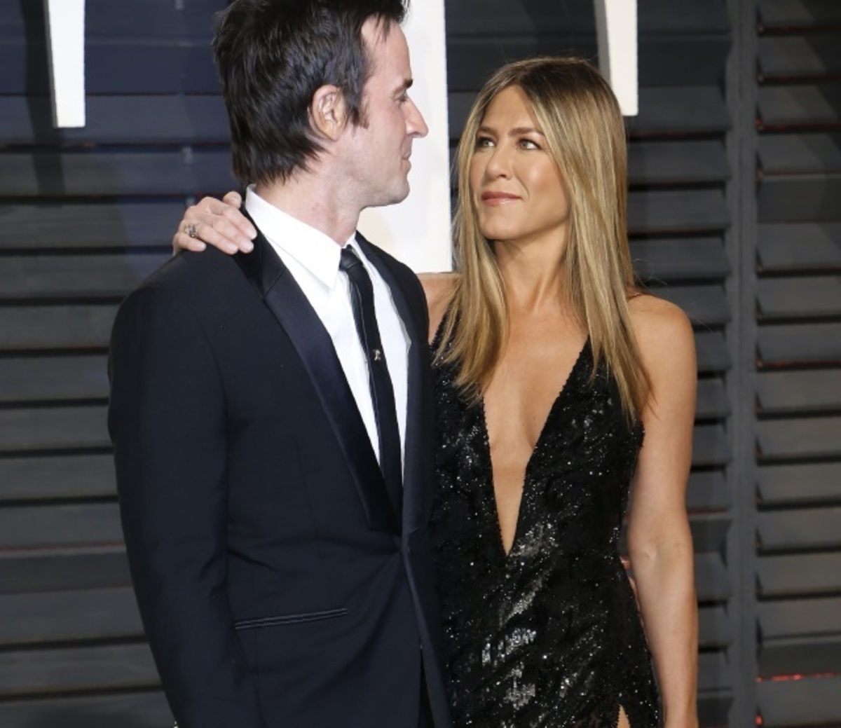 Όσκαρ 2017: Χαμός με το αβυσσαλέο ντεκολτέ της Jennifer Aniston! [pics]