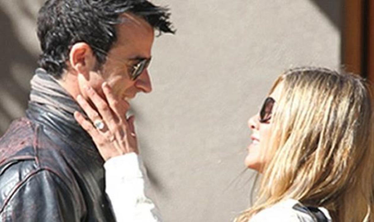 J. Aniston: Μας δείχνει το πανάκριβο μονόπετρο 8 καρατίων που της πήρε ο καλός της!