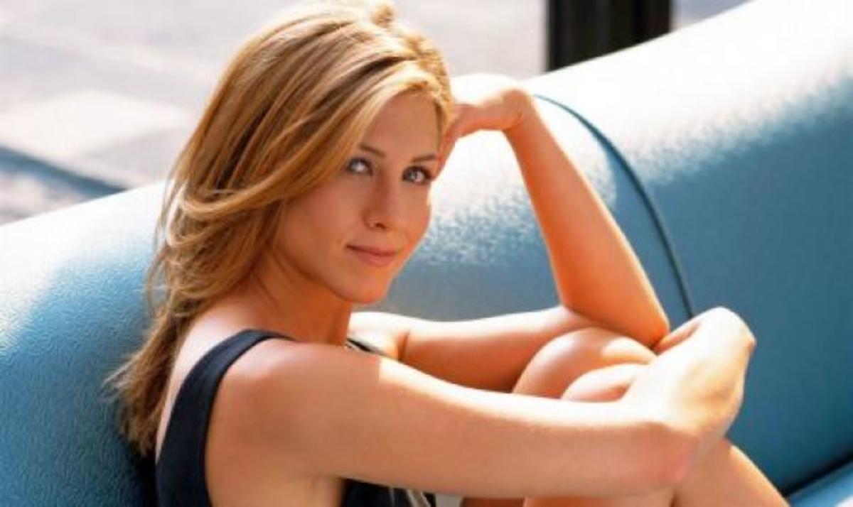 H Aniston δημοπρατεί τον εαυτό της