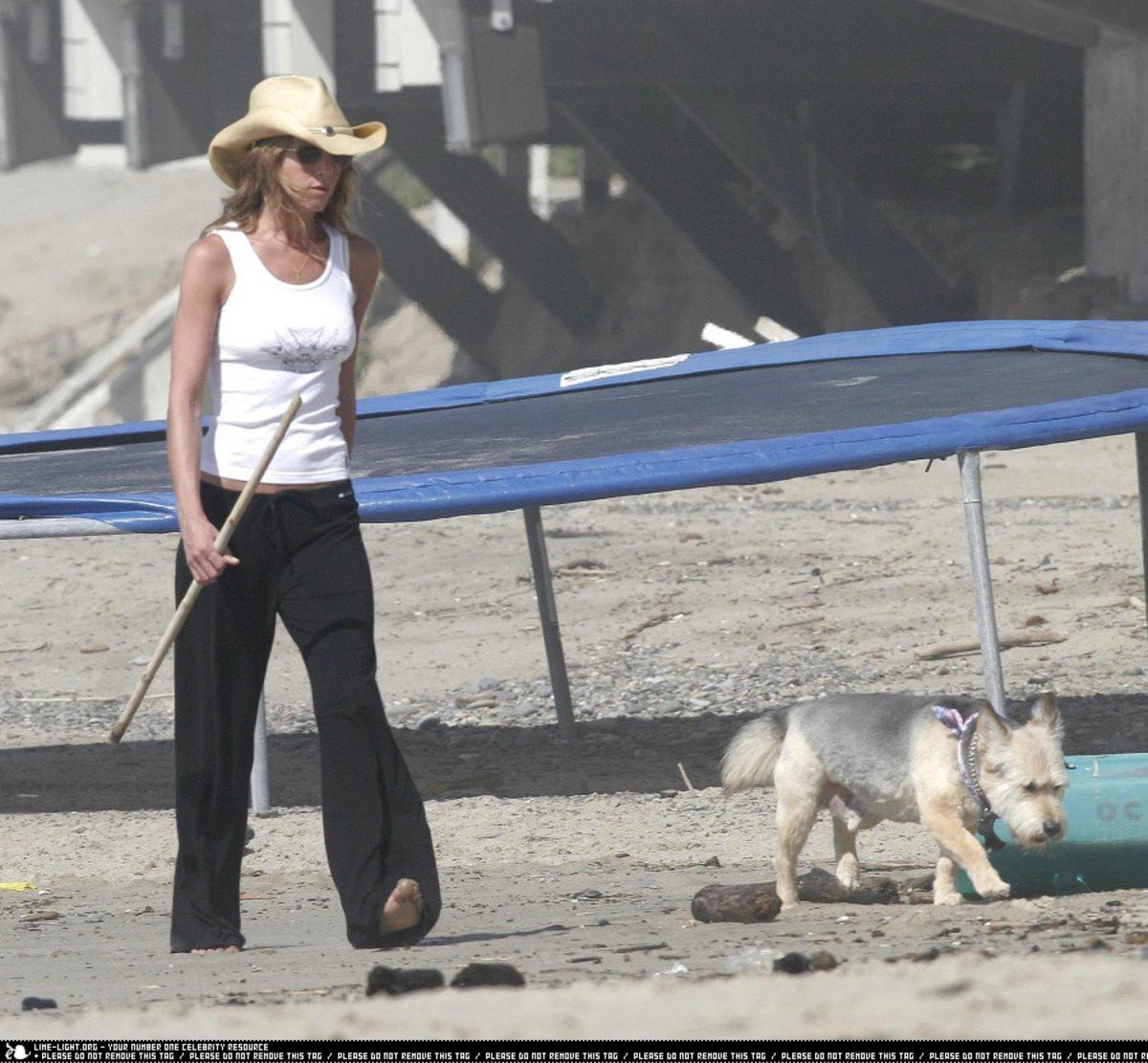 Η Jennifer Aniston προτίμησε την παρέα του σκύλου της για μια βόλτα στη παραλία