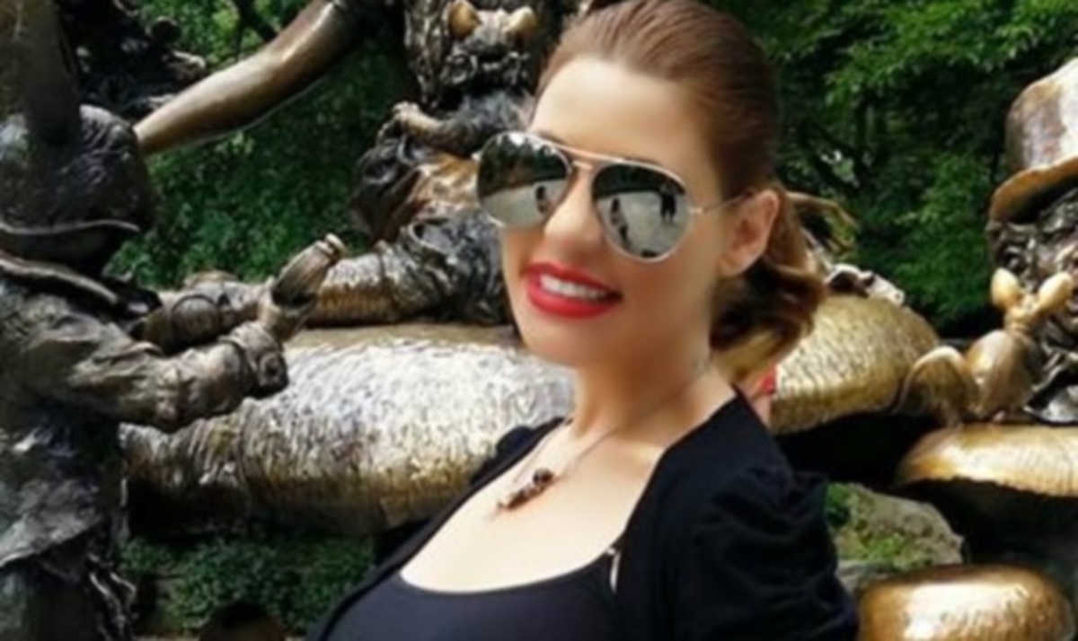 Οι πρώτες φωτογραφίες που αποκαλύπτουν την εγκυμοσύνη της Αννέτ Αρτάνι