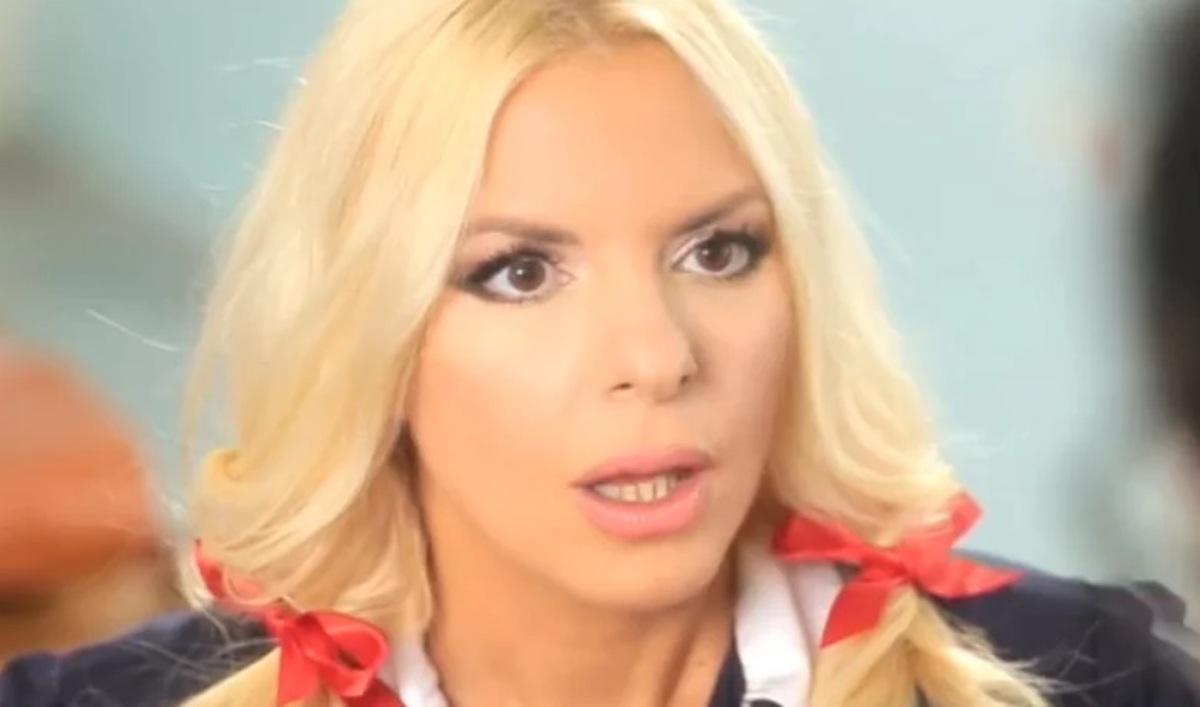 Ξεκαρδιστικό το τρέιλερ με την Αννίτα Πάνια μαθήτρια