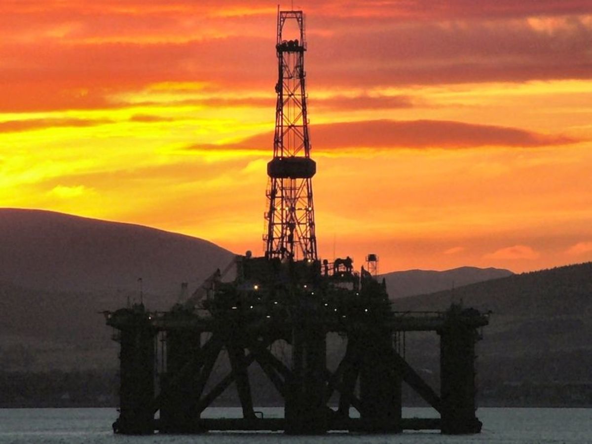 Беркут (морская буровая установка). Нефтяная вышка в море ночью. Буровая вертолет. Oil rig перевод. Oil and gas today.