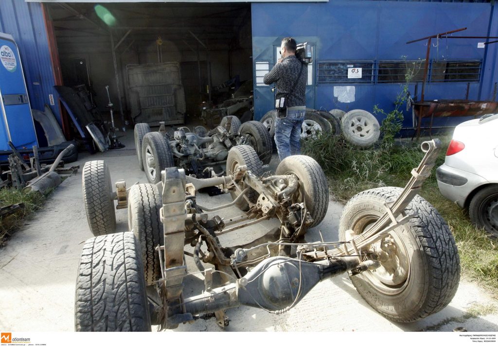 Αλλοδαποί συνελήφθησαν την ώρα που διέλυαν κλεμμένα αυτοκίνητα