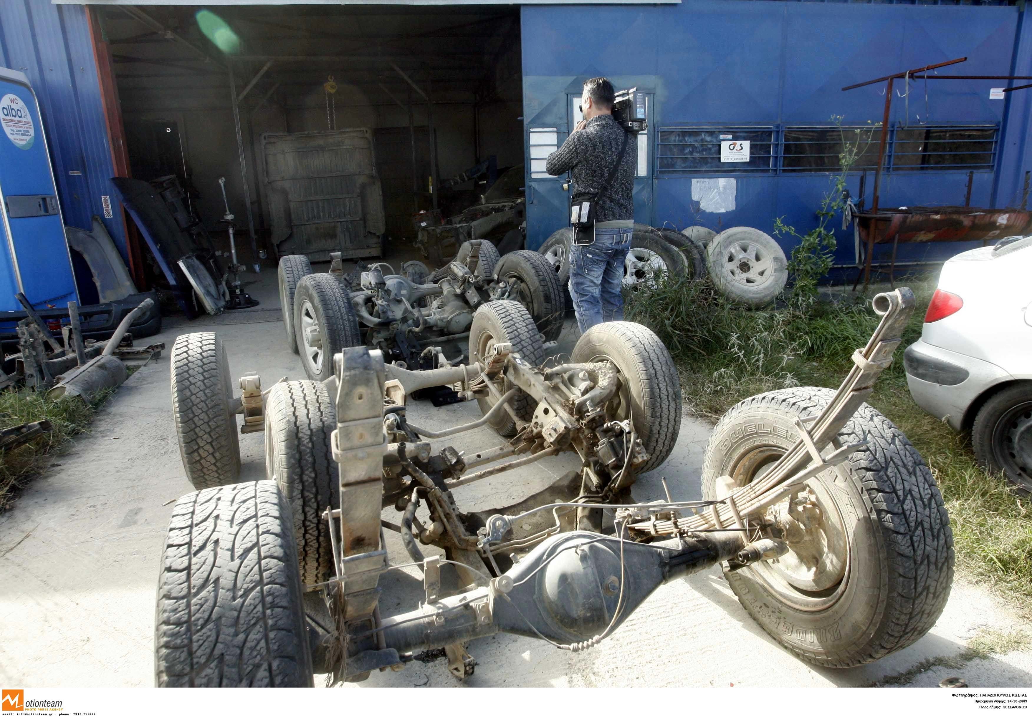 Αλλοδαποί συνελήφθησαν την ώρα που διέλυαν κλεμμένα αυτοκίνητα