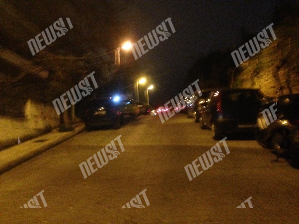 Αντιεξουσιαστές έξω από την πολυκατοικία του Αλέξη Τσίπρα