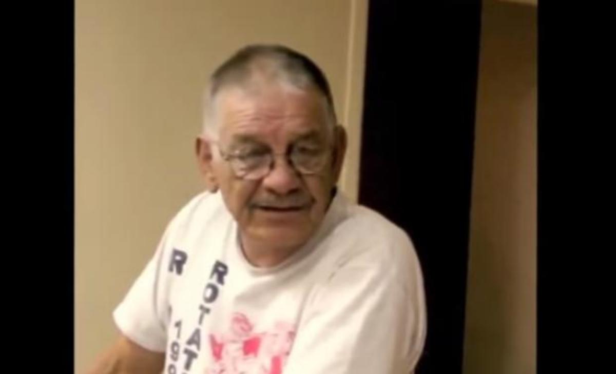 Δεν μπορεί να αντέξει τα τατουάζ του γιου του (βίντεο)