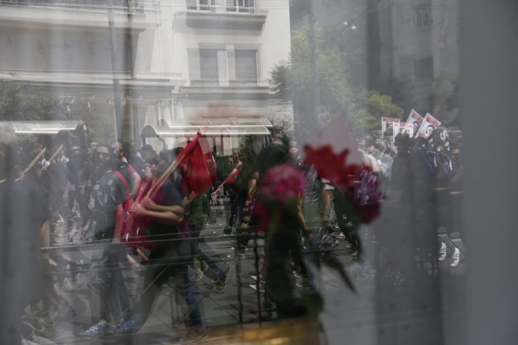 Μαχαίρωσαν 26χρονο με ελληνική σημαία στην μπλούζα στη συγκέντρωση αντιεξουσιαστών