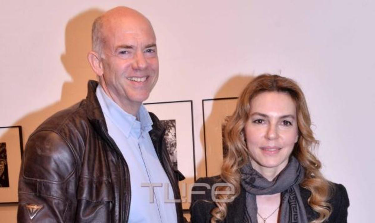 Αντρίκος Παπανδρέου: Με την κούκλα σύζυγό του σε έκθεση φωτογραφίας!