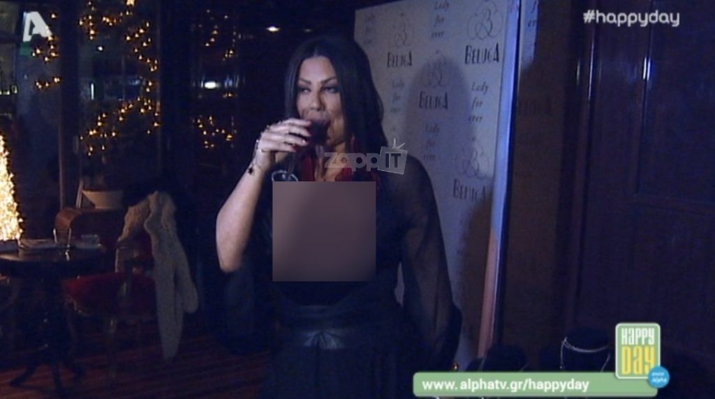 Με αβυσσαλέο ντεκολτέ η Άντζελα Δημητρίου!