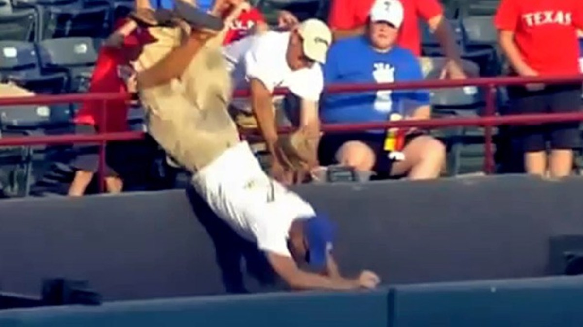 Φίλαθλος ”σκοτώθηκε” για να πιάσει την μπάλλα – Video σοκ