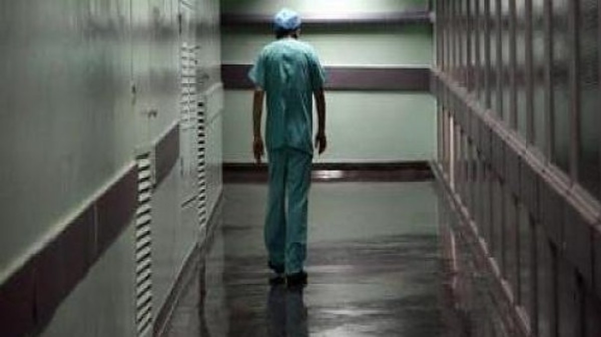 Σάπισαν στο ξύλο νοσηλευτή για τη συμπεριφορά του προς την αδερφή τους