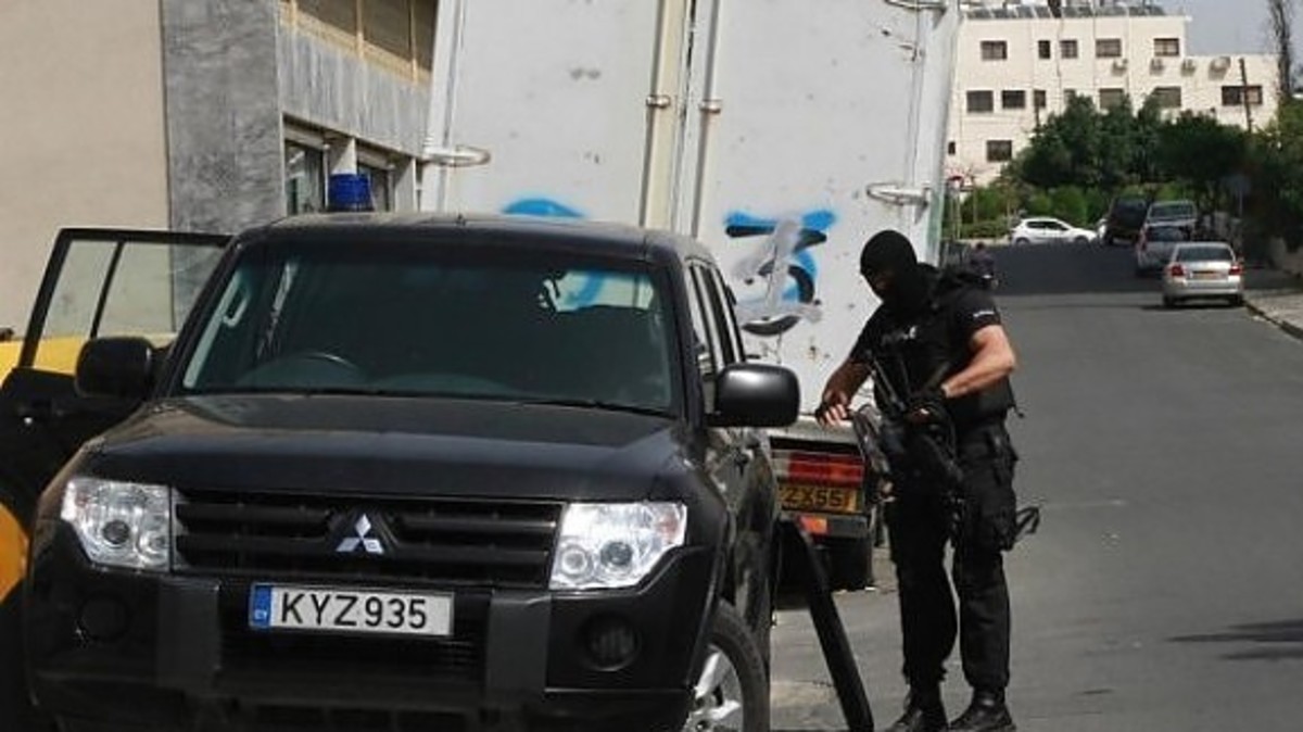 Τραυμάτισε την συζυγό του και παραμένει οπλισμένος και μεθυσμένος σε μπυραρία – “Δεν πάω φυλακή!”