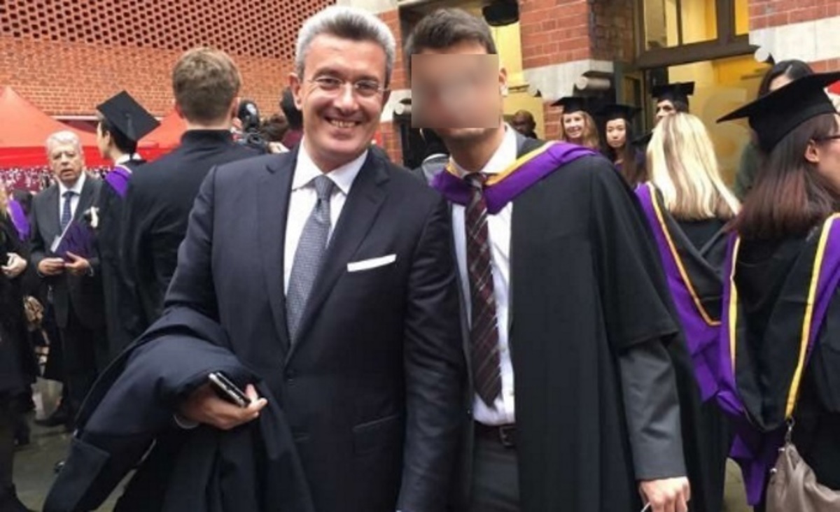 Δείτε τον γιο του Νίκου Χατζηνικολάου στην τελετή αποφοίτησης