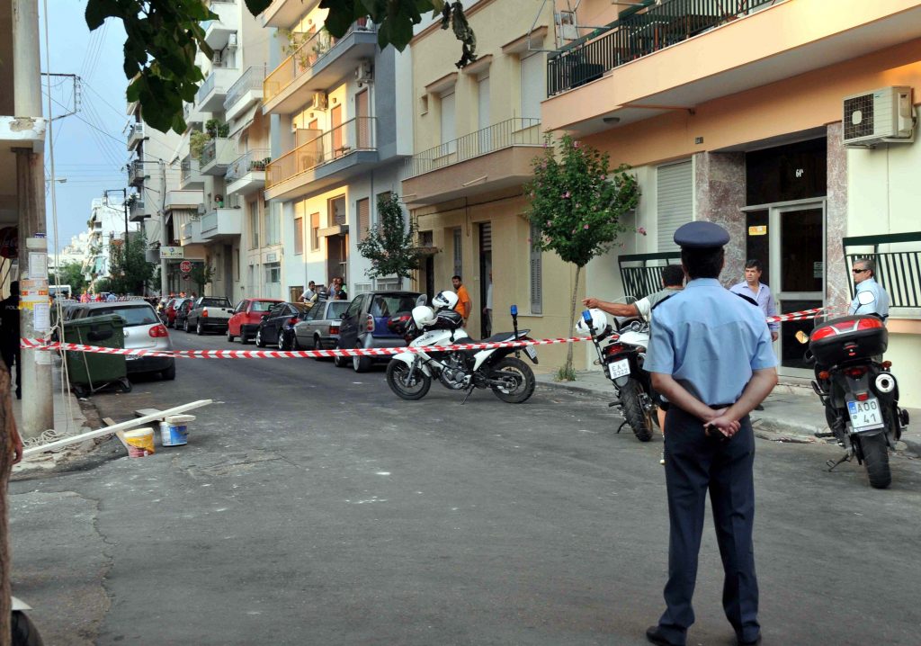 Αποκλεισμένη η περιοχή γύρω από την πολυκατοικία - ΦΩΤΟ EUROKINISSI