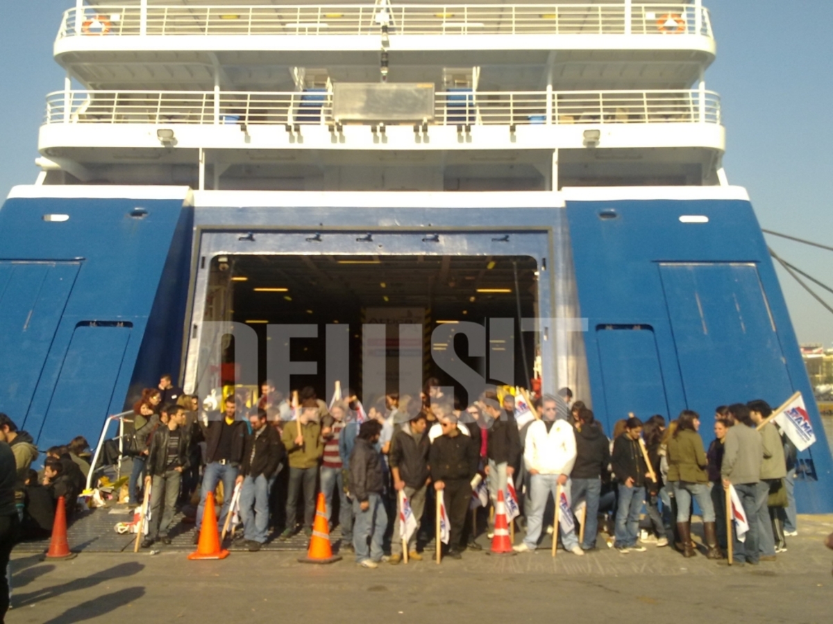 ΩΡΑ 09.00 Απεργοί έχουν αποκλείσει καταπέλτη πλοίου ΦΩΤΟ NEWSIT