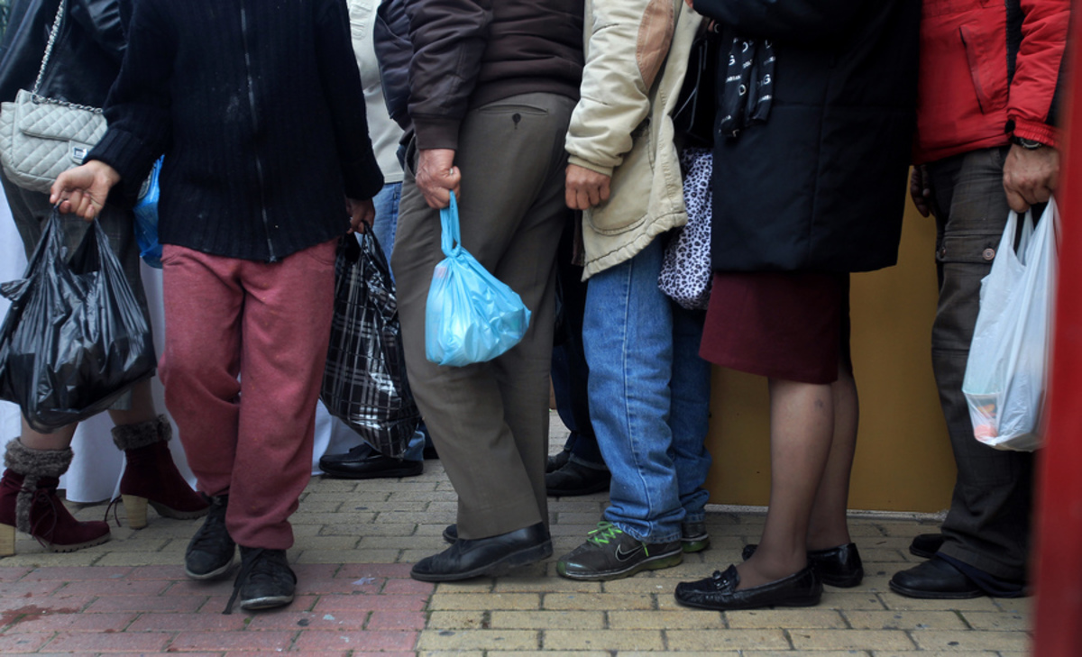 Αλαλούμ με το επίδομα σίτισης – Καυγάς στη Βουλή για τους… δικαιούχους