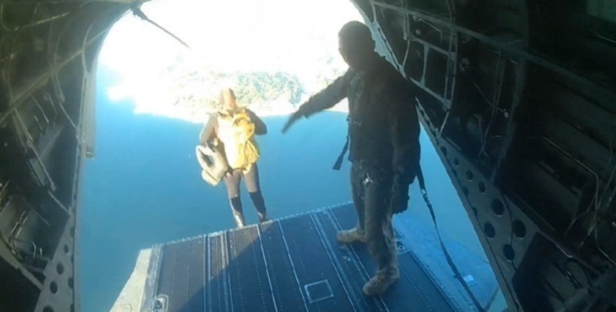 Ο Α/ΓΕΕΘΑ στο κενό! Φοβερό βίντεο από το άλμα με αλεξίπτωτο