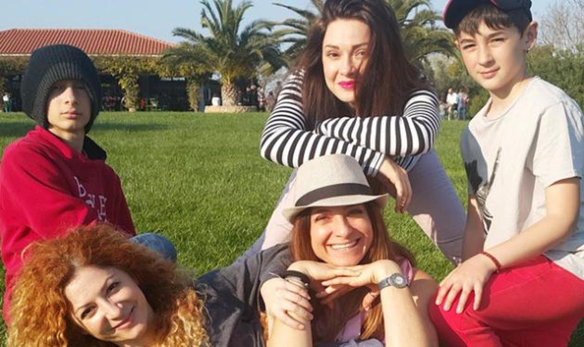 Αποστολία Ζώη: Εκδρομή με τις αδερφές της που της μοιάζουν πολύ!