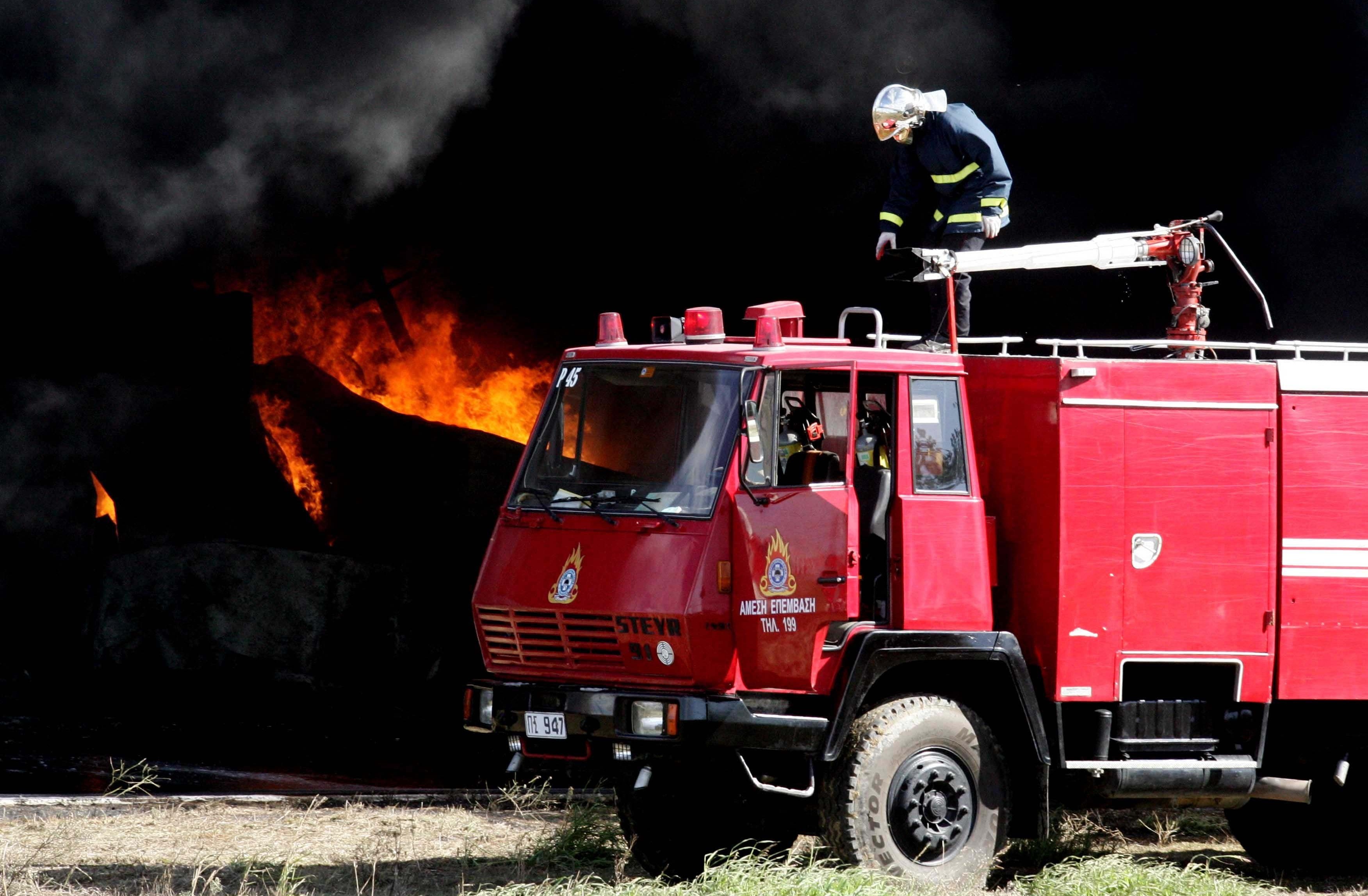 Αλεξανδρούπολη: Φωτιά σε ξύλινη αποθήκη