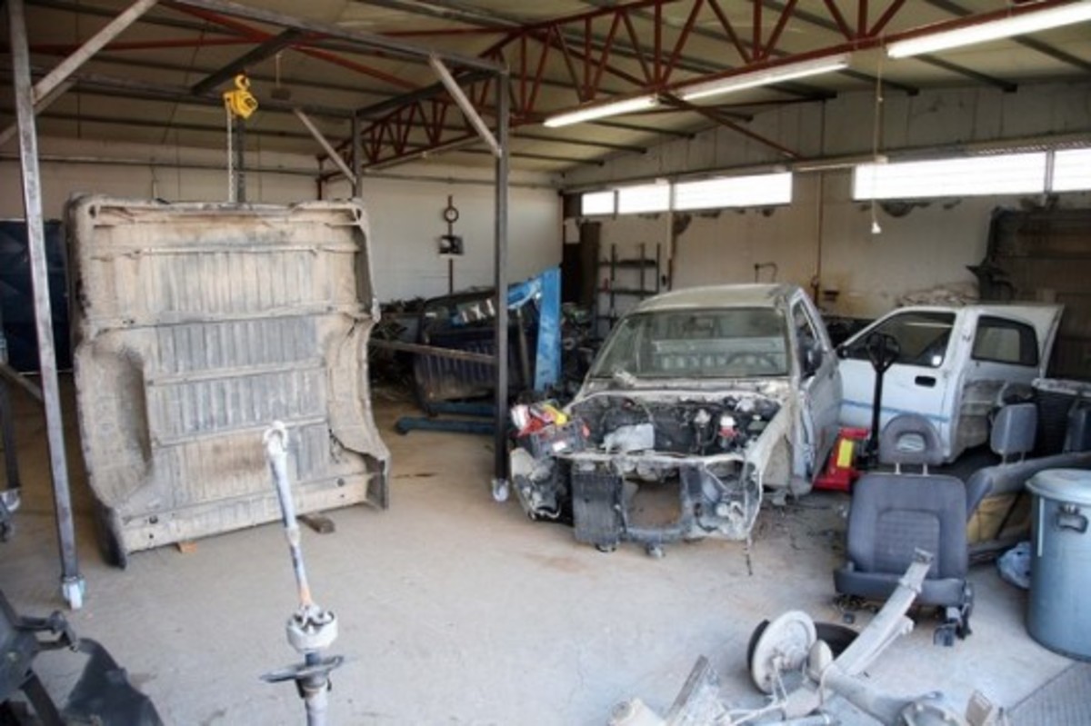 Τους βρήκε να αδειάζουν την αποθήκη του!