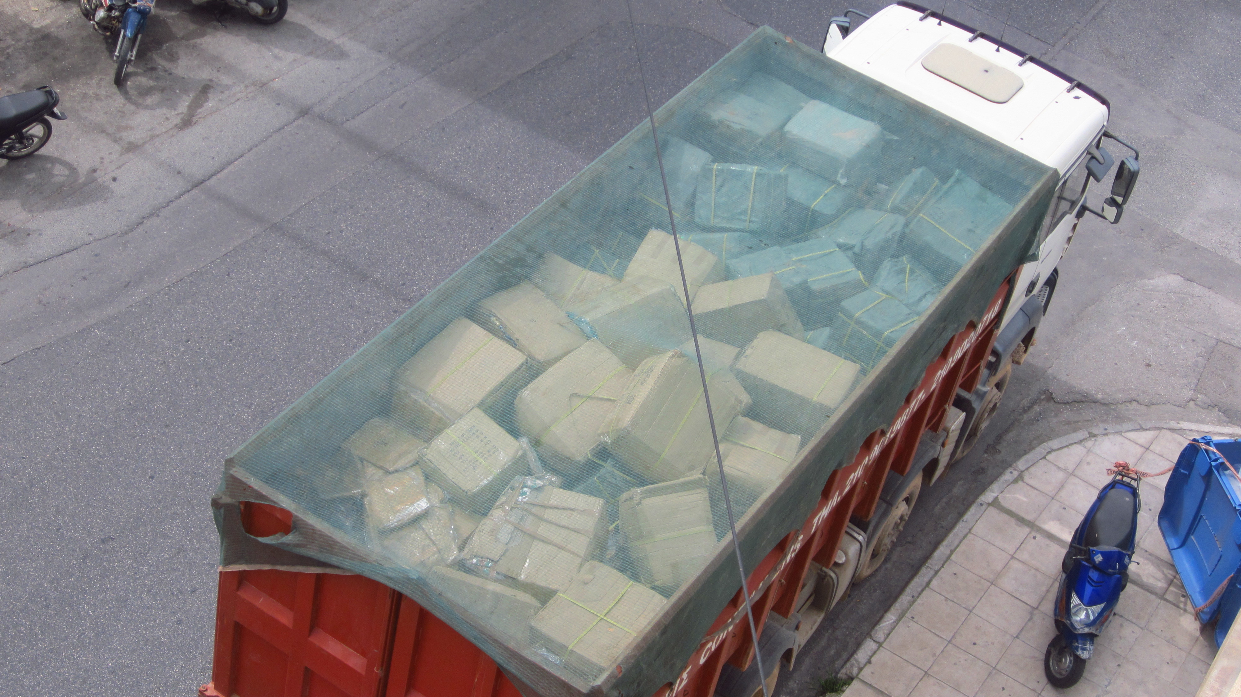 Η αποθήκη ήταν γεμάτη προϊόντα – μαϊμού αξίας 1 εκατ. ευρώ – ΦΩΤΟ και ΒΙΝΤΕΟ