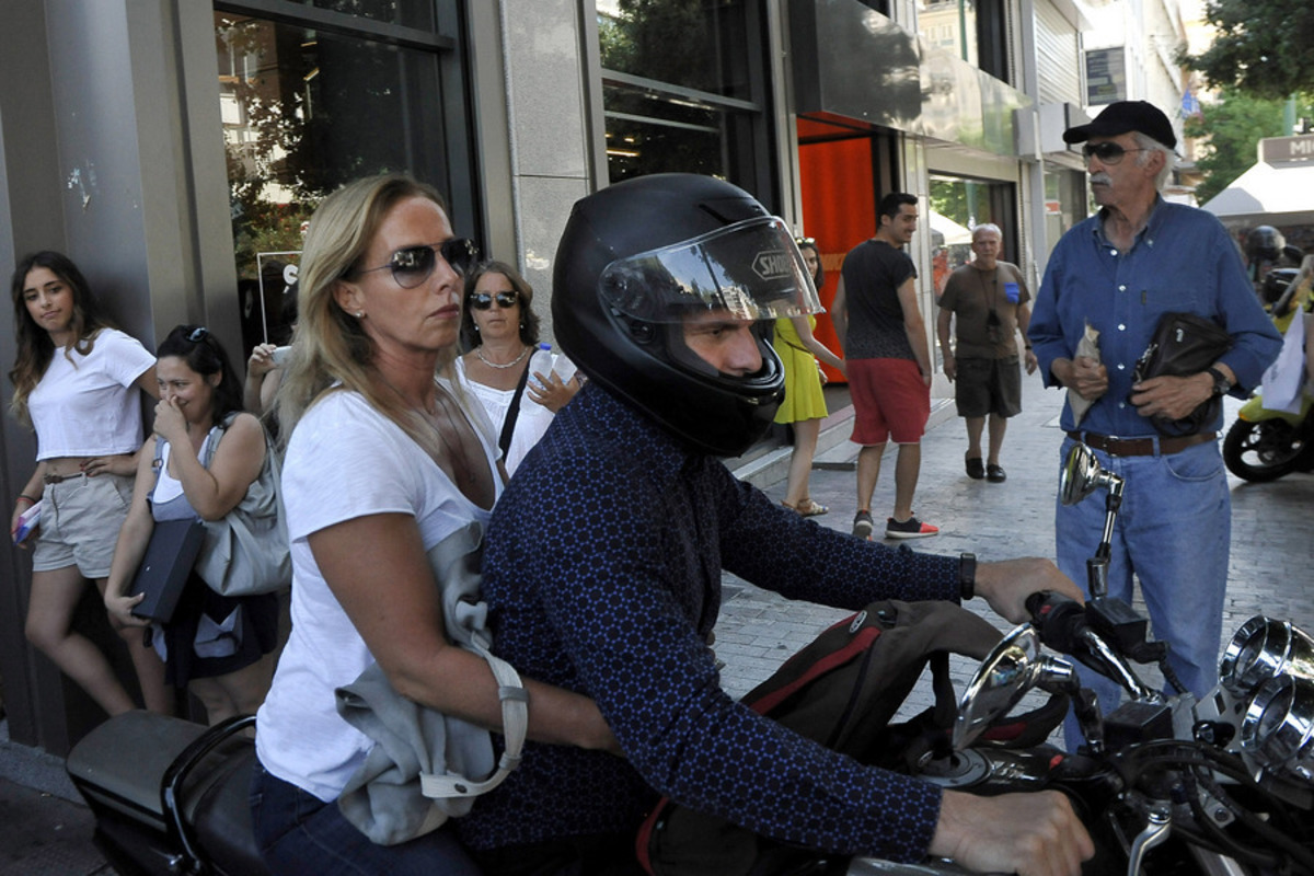 Βαρουφάκης: Πήρε τη Δανάη του κι έφυγε! ΦΩΤΟ