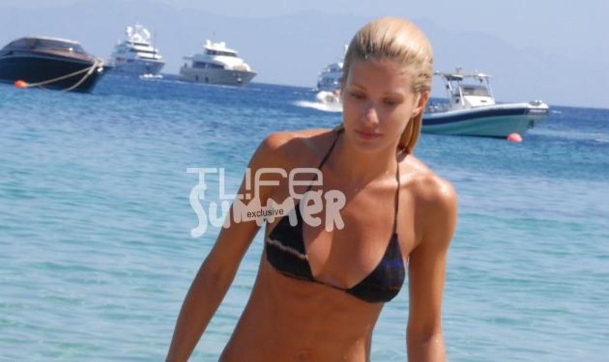 Ε. Αραβανή: “Καυτή” εμφάνιση στην παραλία και watersports με φίλους! Φωτογραφίες