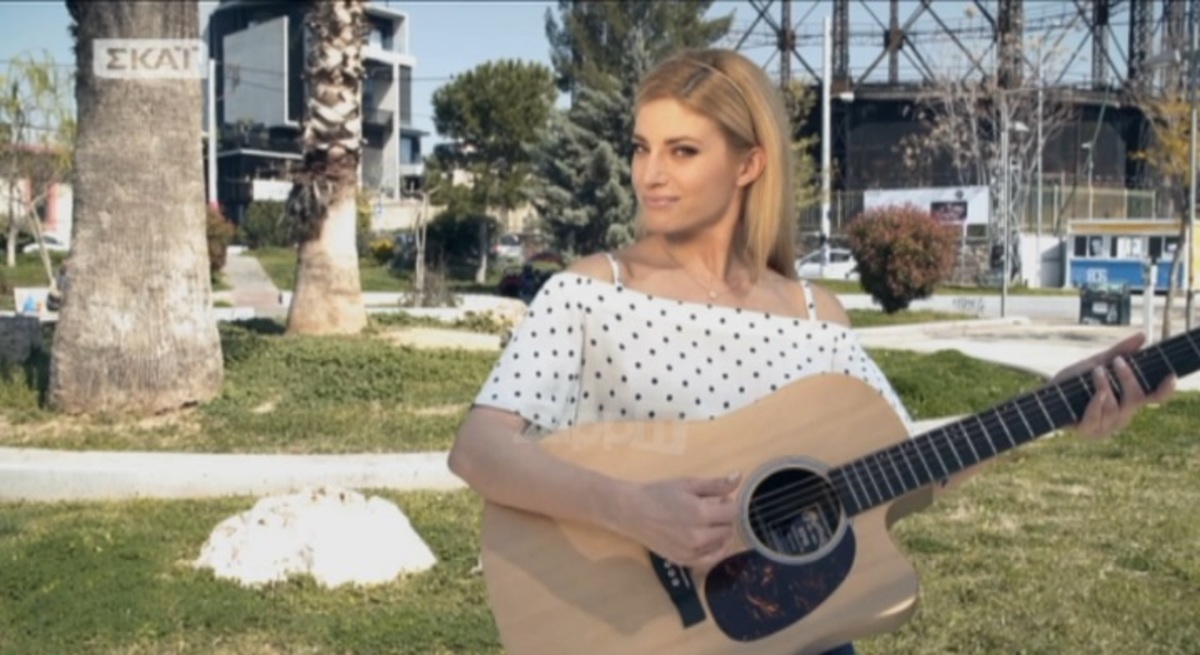Η Ευαγγελία Αραβανή πήρε την κιθάρα κι έγινε… Γαρδέλης! «Σε λένε Αλέξη…»