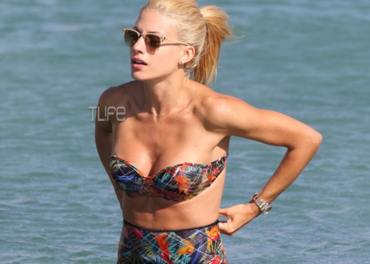 Ευαγγελία Αραβανή: Χωρίς ρετούς … ανεβάζει την θερμοκρασία στην παραλία! Φωτογραφίες